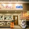 ハロウィンの装飾が施された「ワンぽてぃと」という名前のカフェの外観。店名の看板の下にはジャックオーランタンとおばけの飾りが置かれている。