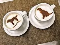 犬のシルエットが描かれた2杯のラテアート