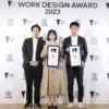 WORK DESIGN AWARD 2023の受賞者3名が賞状を持って立っている