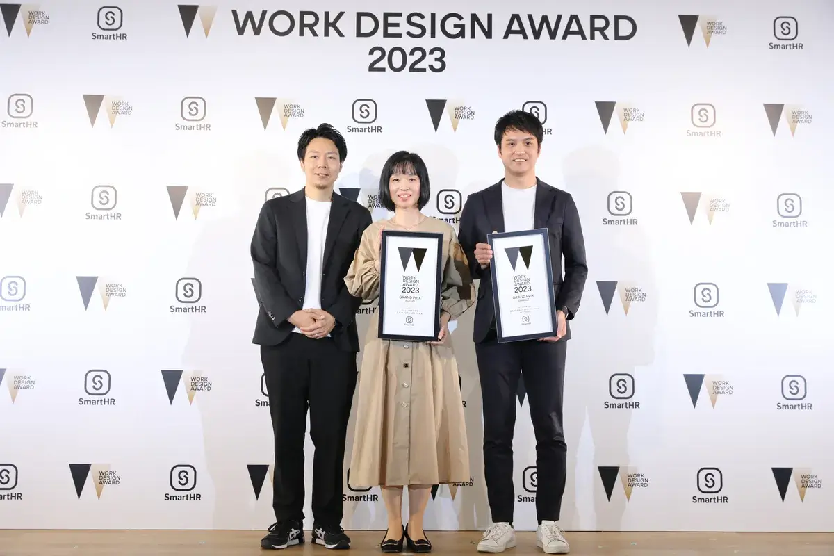 WORK DESIGN AWARD 2023の受賞者3名が賞状を持って立っている