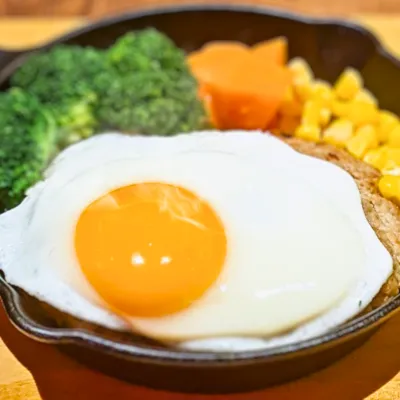 ポテトバーグの目玉焼き