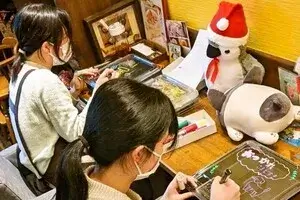 ワンぽてぃとキッチンで調理をする二人の若者