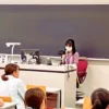 金城学院大学の教室で、講師が「孤立・孤独」について学生に講演している様子