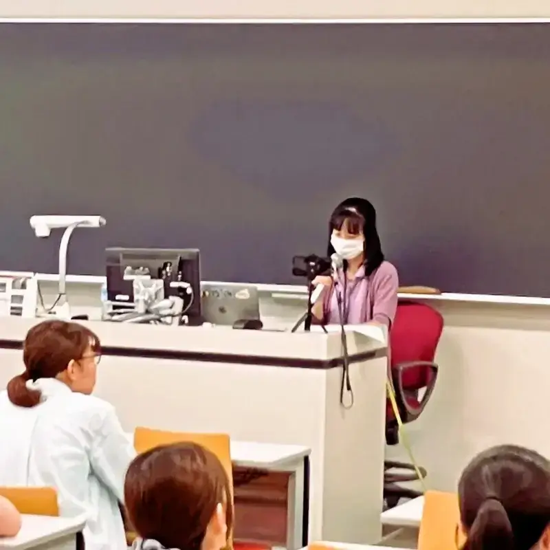 金城学院大学の教室で、講師が「孤立・孤独」について学生に講演している様子
