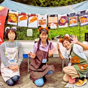 マルシェで接客するワンぽてぃとのスタッフ。