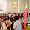 三重県民生委員児童委員大会の講演後に設けられたブースで、ワンぽてぃとの「神の手が選ぶ蜜いも」の販売会が行われ、多くの参加者が購入のために集まっている様子。
