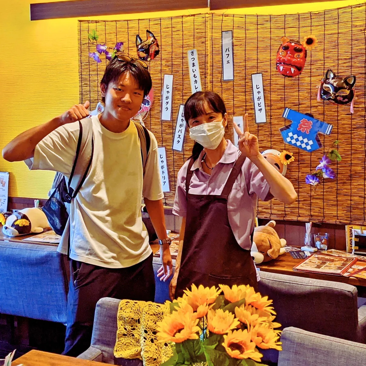 ワンぽてぃとの店主小栗加奈と東京から来た旅の青年とのツーショット写真 お店の店主と東京から来た旅の青年とのツーショット写真