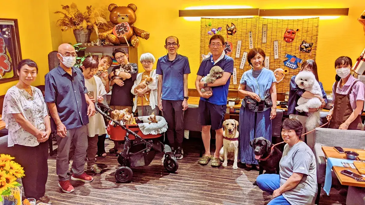 3周年わちゃわちゃの会に参加した人々と犬たちの集合写真