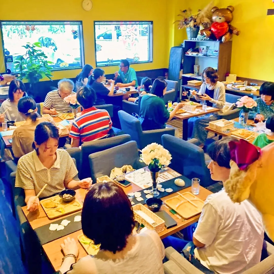 クラウドファンディング3周年記念パーティーの様子。人々が笑顔で会話している。
