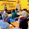 3周年記念パーティーで、マイクを持って参加者にご挨拶する「ワンぽてぃと」の女性オーナー。
