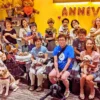 カフェレストラン「ワンぽてぃと」の店内で、たくさんの犬と飼い主さんたちが笑顔で写る「わちゃわちゃの会」アニバーサリーの集合写真。