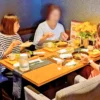 第1回ワン's ペアレンツの様子。カフェレストランのテーブルで和やかに談笑する3人の女性。