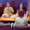カフェレストランのテーブルで食事をしながら談笑する3人の女性。