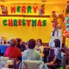 第5回ワン's ペアレンツの交流の様子。クリスマスデコレーションが施されたカフェで、テーブルを囲んで話す5人の女性たち。