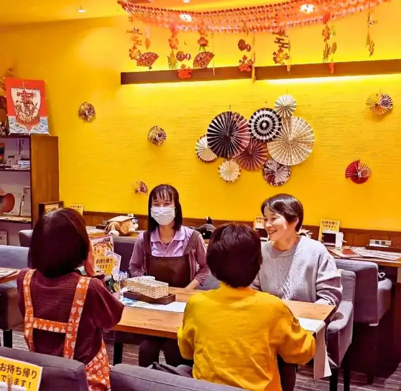 第6回ワン's ペアレンツの交流の様子。カフェのテーブルで談笑する4人の女性。