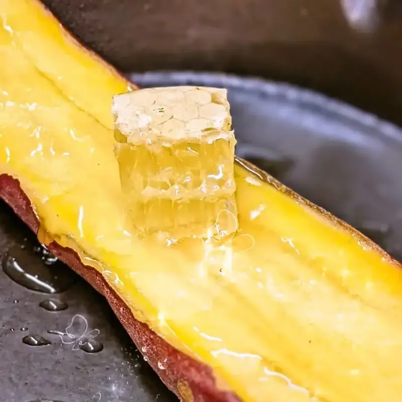 極上の焼き芋 - 黄金色の甘美な誘惑 黄金色に焼き上がったさつまいもの断面。糖の結晶が輝く