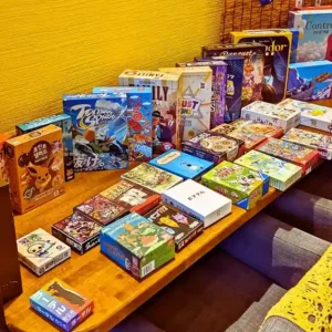 カフェレストラン「ワンぽてぃと」のテーブルに並べられた、たくさんの種類のボードゲーム