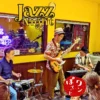 春日井のカフェレストラン「ワンぽてぃと」で開催されたJAZZ NIGHTでベースを演奏するミュージシャンとバンドメンバー