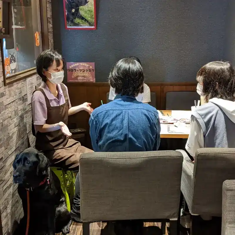 HANASOU-ZEのテーブルを囲んで、少し緊張しながらも話に耳を傾ける参加者たち。