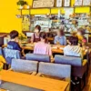 春日井市のカフェレストラン「ワンぽてぃと」で開催された第2回HANASOU-ZEの風景。主催者の女性と、顔をぼかした4名の若者がテーブルを囲み、楽しそうに会話している。