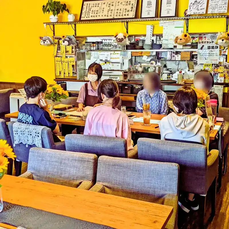 HANASOU-ZEに参加した若者たちがテーブルを囲み、楽しそうに話している様子