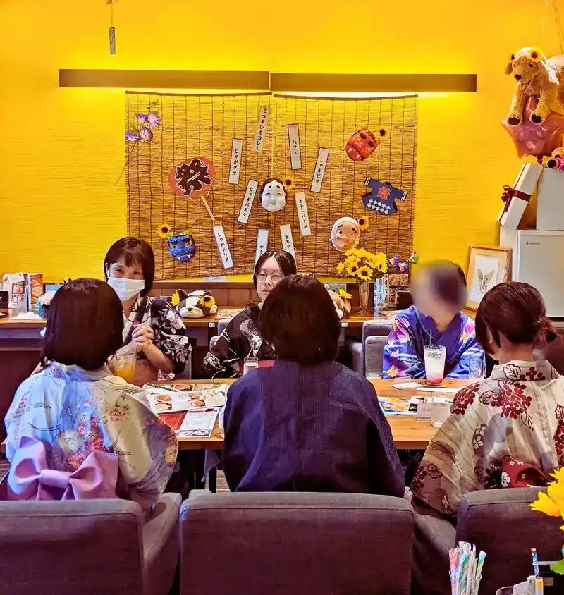 トークアプリのテーマについて考えながら、真剣な表情で話し合うHANASOU-ZEの参加者たち。