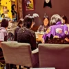 ハロウィンの飾り付けがされたワンぽてぃと店内で、主催者と仮装した若者たちがテーブルを囲み、和やかに話し合っている第5回HANASOU-ZEの様子。