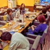 ワンぽてぃとの店内で、若者やその母親、ボランティアなど世代の違う参加者たちが長いテーブルを囲み、食事をしながら楽しそうに話している第6回HANASOU-ZEの風景。