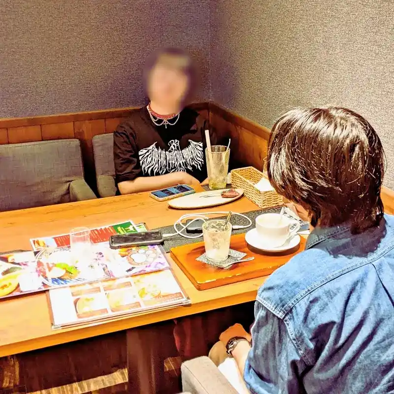 新しい生活について、以前よりも明るくなった表情で楽しそうに語り合うHANASOU-ZEの若者たち。