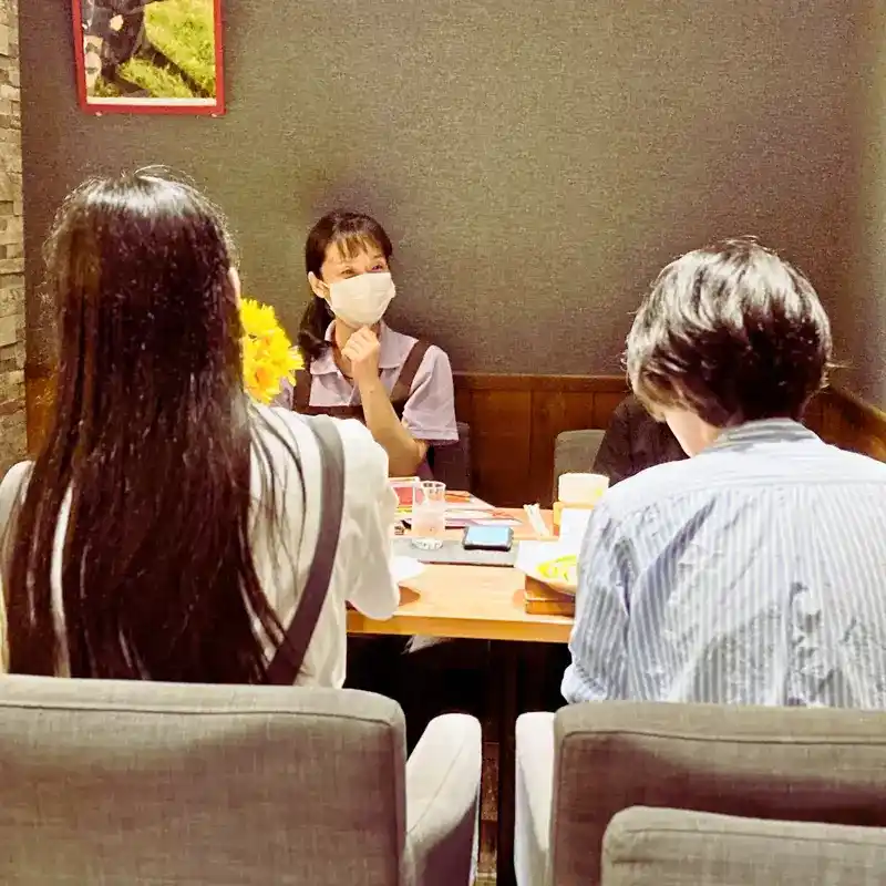 「透明人間になれたら？」という問いかけと、HANASOU-ZEで話し合う参加者の様子。