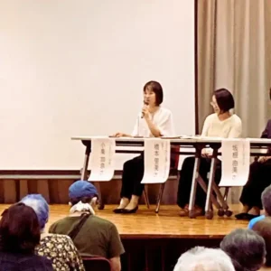 三重県松阪市の講演会で、パネリストとしてマイクを手に自身の活動への想いを話すワンぽてぃと代表の小栗加奈。