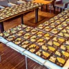 カフェのテーブルいっぱいに並べられた100食のお弁当