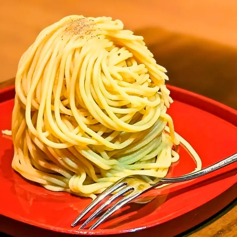 特製の蜜いもペーストを細く絞り出した、ワンぽてぃと風創作モンブラン