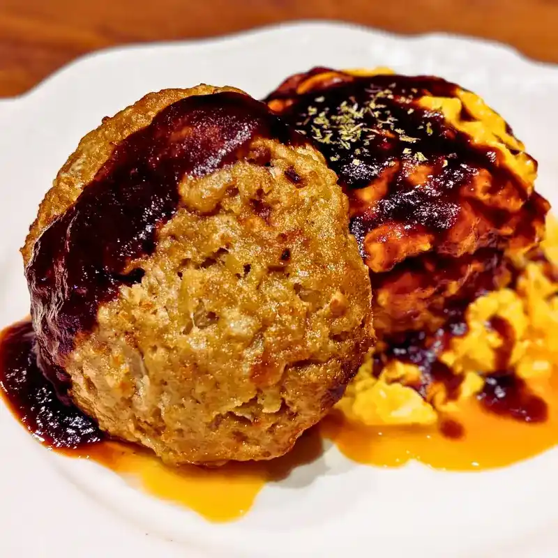 黒毛和牛ポテトバーグが乗ったオムライス