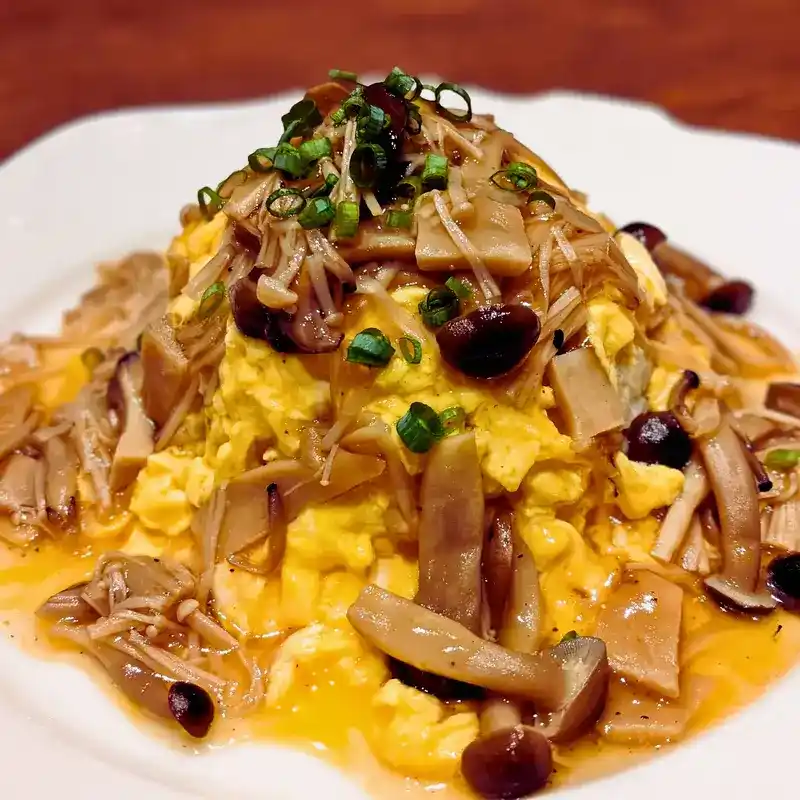 きのこの和風あんかけがかかったオムライス