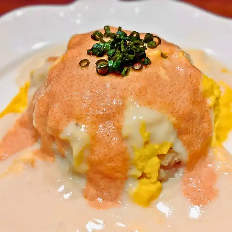 明太マヨソースがたっぷりかかったオムライス