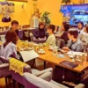 愛知県春日井市のカフェ「ワンぽてぃと」で、子供たちの未来のために熱心に学び合う先生方の勉強会風景。