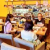 愛知県春日井市のカフェレストラン「ワンぽてぃと」にて、オーナーの小栗加奈さん（左）、とまり木さん（中央）、東洋経済オンラインの記者（右）が、若者支援の取り組みについて取材を受けている様子。