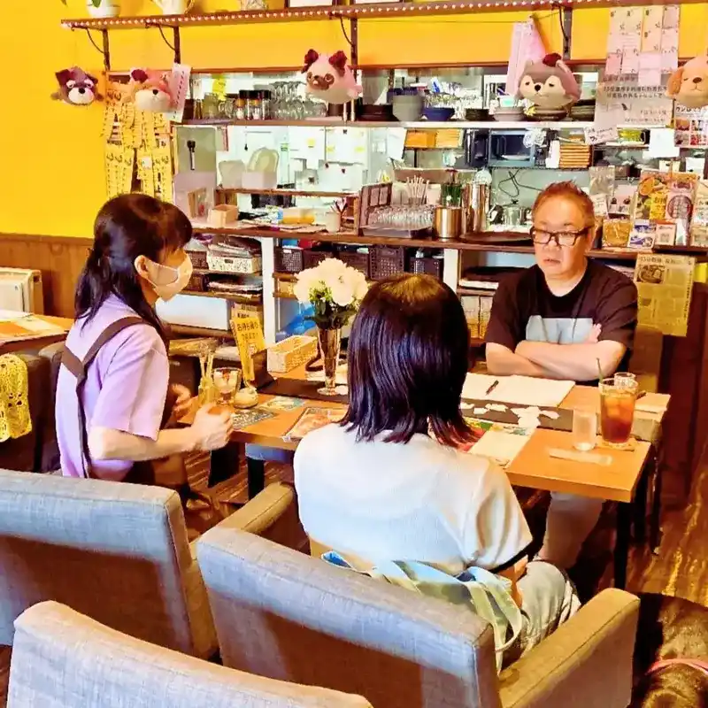愛知県春日井市のカフェレストラン「ワンぽてぃと」にて、オーナーの小栗加奈さん（左）、とまり木さん（中央）、東洋経済オンラインの記者（右）が、若者支援の取り組みについて取材を受けている様子。