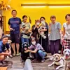 春日井市のドッグカフェ「ワンぽてぃと」で開催された第2回わちゃわちゃの会に参加した犬と飼い主さんたちの集合写真。