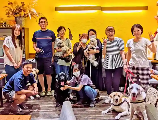 春日井市のドッグカフェ「ワンぽてぃと」で開催された第2回わちゃわちゃの会に参加した犬と飼い主さんたちの集合写真。