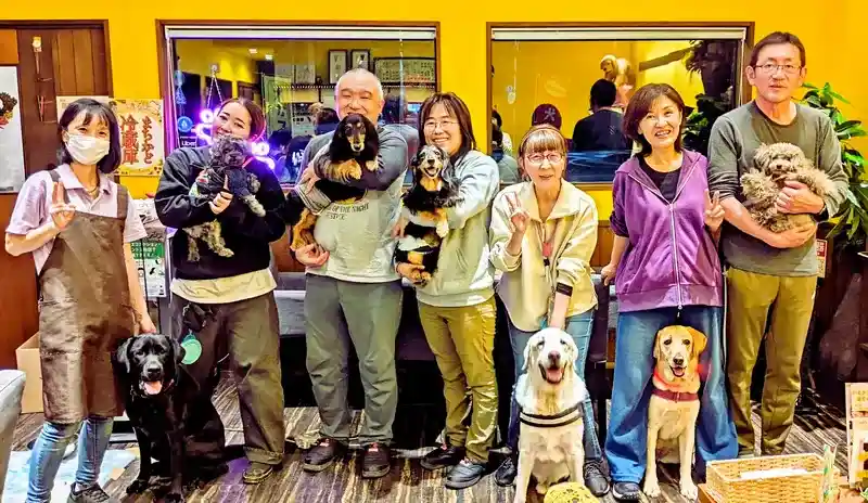 初参加の方もすぐにこの笑顔の輪の中に。犬たちが繋ぐ、温かい出会いがここにあります。><script>thklazy()</script><noscript><img decoding=
