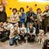 第6回わちゃわちゃの会に参加した飼い主と様々な犬種の犬たちの記念写真。ベビーカーに乗る小型犬から大型犬までが一緒に写り、犬たちの社会勉強の場にもなっていることがわかる。