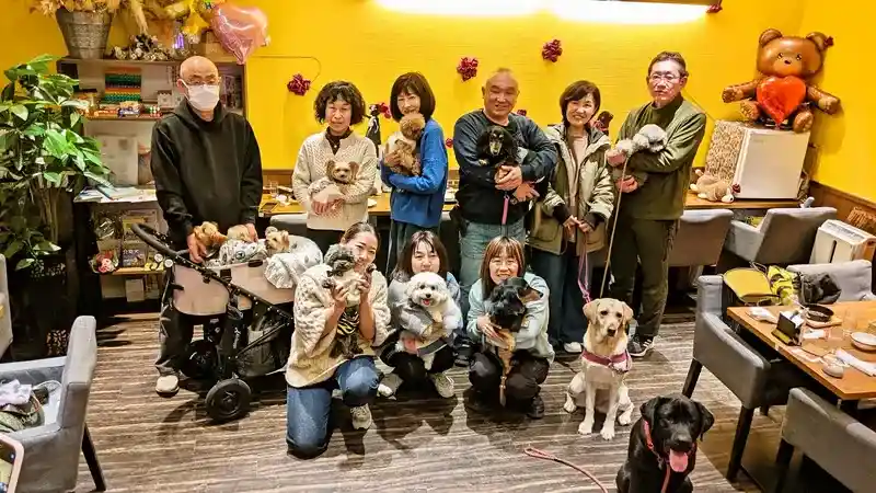 第6回わちゃわちゃの会で和やかに交流する参加者と犬たちの様子