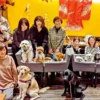 春日井市のカフェレストラン「ワンぽてぃと」で開催された第7回わちゃわちゃの会にて、ソファに座る小型犬や床に座る大型犬を囲んで微笑む参加者たちの集合写真。