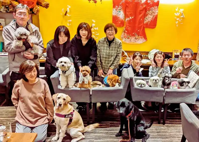 第7回わちゃわちゃの会で初参加の犬と触れ合う参加者の様子