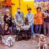 第8回わちゃわちゃの会に参加した犬と飼い主たちの記念写真。ベビーカーに乗ったフレンチブルドッグのパピーを囲み、参加者たちが笑顔でポーズをとっている。