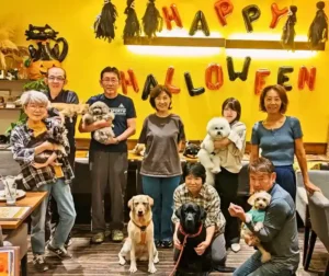 第14回わちゃわちゃの会ハロウィン集合写真。看板犬オリバーもお気に入りのアリスちゃんと参加。