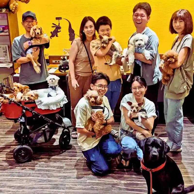 たくさんのワンちゃんと飼い主さんが集まったわちゃわちゃの会の集合写真