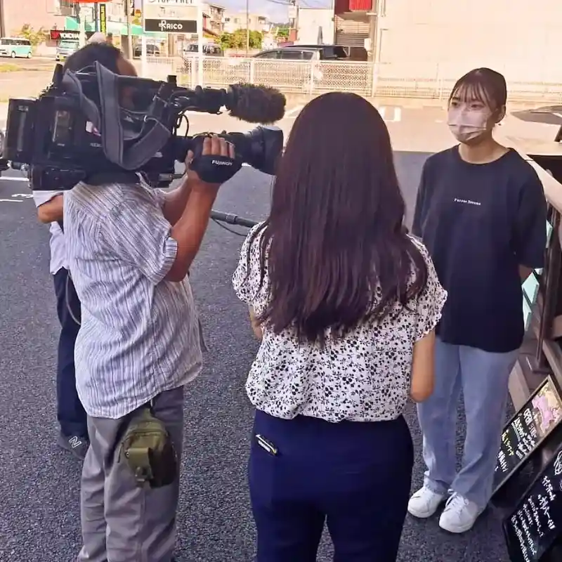 中京テレビ『キャッチ』の取材を受けるワンぽてぃとのオーナー小栗加奈の娘。15分雇用によるひきこもり支援の様子。